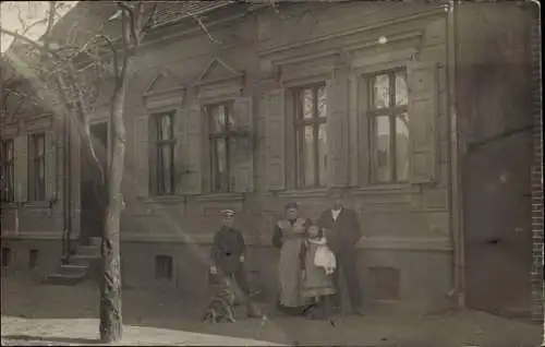 Foto Ak Magdeburg an der Elbe, Familie mit Hund am Haus