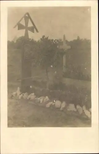 Foto Ak Bailleul Pas de Calais?, Ehrenmal, Kreuz, Soldatengräber, I.WK