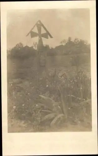 Foto Ak Bailleul Pas de Calais?, Ehrenmal, Kreuz, Soldatengräber, Blumen, I.WK