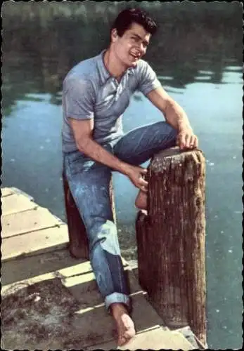 Ak Schauspieler Tony Curtis, Portrait, Jeans, Steg am Wasser