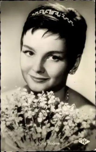 Ak Schauspielerin Ingrid Andree, Film Ihr Leibregiment, Blumen, Portrait