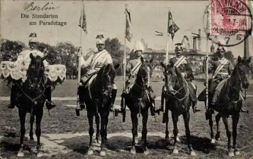Ak Soldaten zu Pferd, Standarten am Paradetag