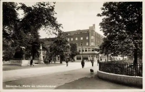 Ak Düsseldorf am Rhein, Straßenpartie, Löwendenkmal