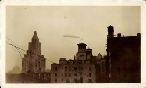 Foto Zeppelin Luftschiff Graf Zeppelin über New York, in der Dämmerung über Fifth Avenue