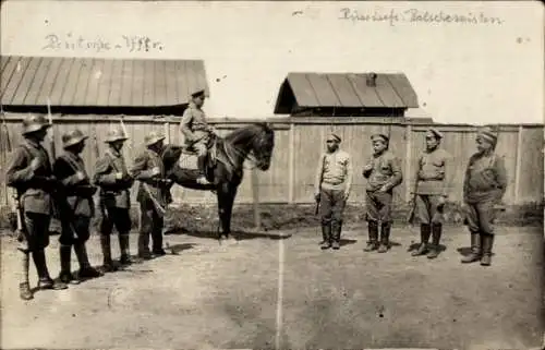 Foto Ak Deutsche Soldaten in Uniform, russische Bolschewisten