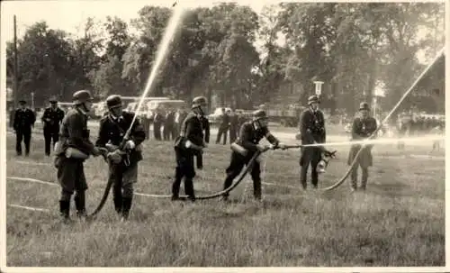 Foto Ak Feuerwehr bei einer Löschübung auf einem Feld