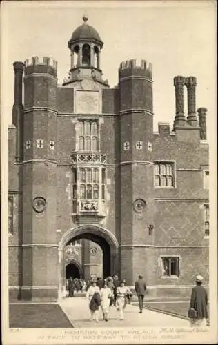 Ak Richmond upon Thames London England, Hampton Court Palace, Gateway to Clock Court