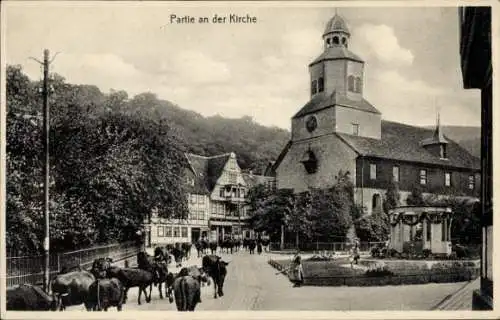 Ak Bad Grund im Harz, Straßenpartie an der Kirche, Denkmal, Kühe