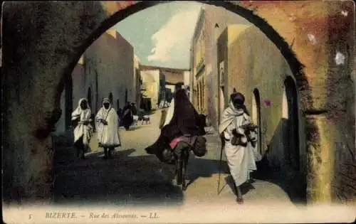 Ak Bizerte Tunesien, Rue des Aissaouas, Esel, Reiter, Passanten, Torbogen