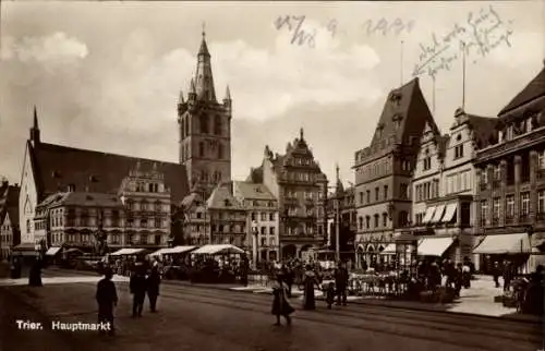 Ak Trier an der Mosel, Hauptmarkt, Petersbrunnen, Rotes Rathaus, Markttreiben