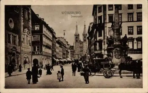 Ak Würzburg am Main Unterfranken, Domstraße, Passanten, Denkmal, Kutsche