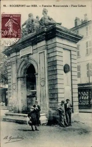 Ak Rochefort sur Mer Charente Maritime, Monumentalbrunnen, Place Colbert