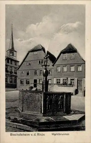 Ak Bischofsheim an der Rhön in Unterfranken, Marktbrunnen, Blick zur Kirche