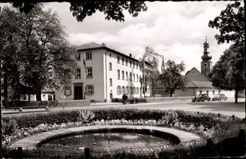 Ak Bad Bergzabern Rheinland Pfalz, Landratsamt, Brunnen, Kirchturm