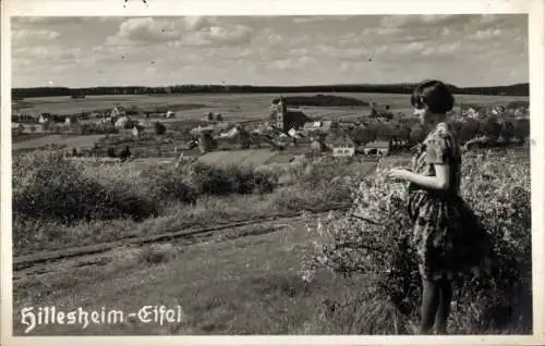 Ak Hillesheim in der Eifel, Totalansicht, Frau