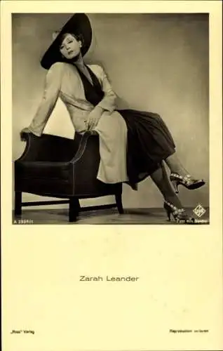 Ak Schauspielerin und Sängerin Zarah Leander, Portrait, Rose von Nowgorod, Ross Verlag A 2034 1