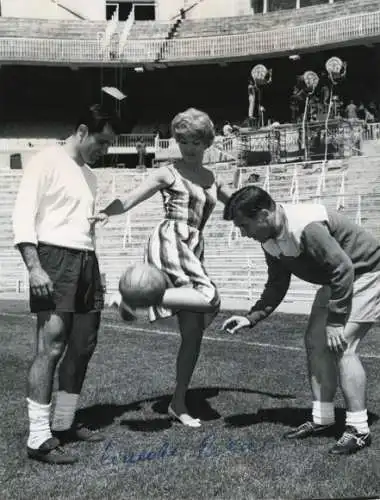 Ak Schauspielerin Liselotte Pulver, Portrait, Autogramm, Fußball, Film Ein fast anständiges Mädchen