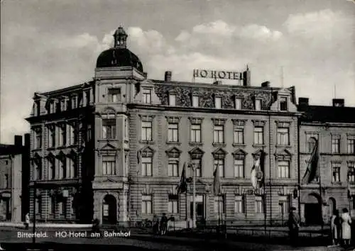 Ak Bitterfeld in Sachsen Anhalt, HO-Hotel, Bahnhof