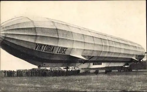 Ak Zeppelin Luftschiff Viktoria Luise, auf dem Flugplatz Düsseldorf