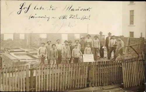 Foto Ak Gruppenbild von Männern, Zaun, Haus, Baustelle