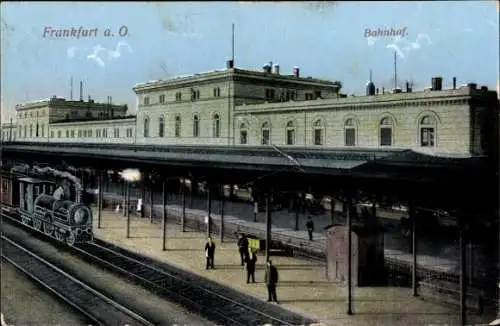 Ak Frankfurt an der Oder, Bahnhof, Gleisansicht, Lokomotive