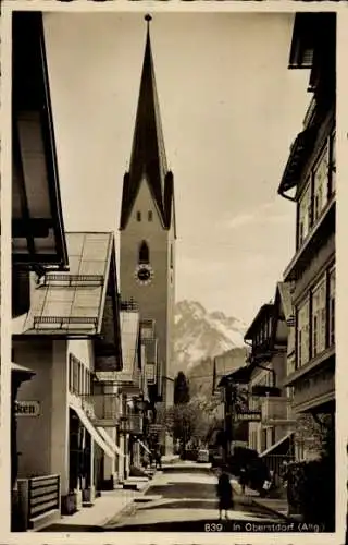 Ak Oberstdorf im Oberallgäu, Straßenpartie, Kirche