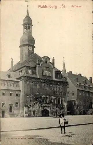 Ak Waldenburg in Sachsen, Rathaus, Ratskeller, Kind mit Korb