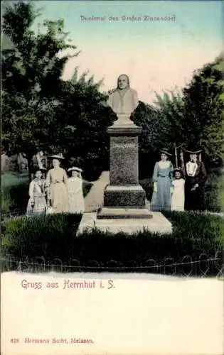 Ak Herrnhut in der Oberlausitz Sachsen, Denkmal Graf Zinzendorf, Gruppenbild