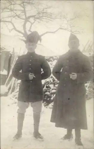 Foto Ak Zwei Männer in Uniformen, Soldat, Zigaretten