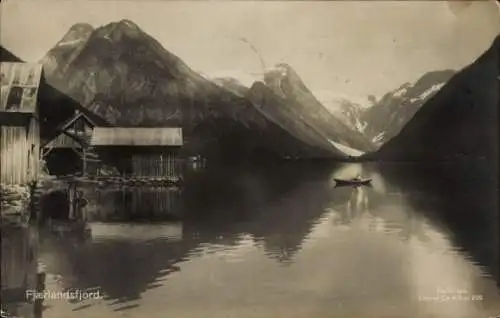Ak Fjaerlandsfjord Norwegen, Ruderboot, Berge, Hütten