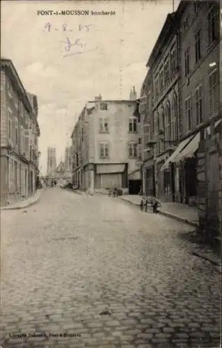 Ak Pont-à-Mousson Lothringen Meurthe et Moselle, Eine Straße, Bomben