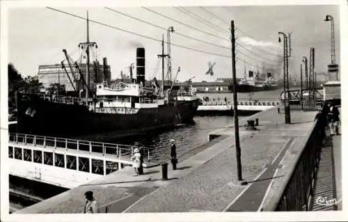 Ak Saint Nazaire Loire Atlantique, Dampfer im Hafen