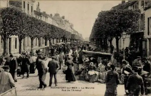 Ak Rochefort sur Mer Charente Maritime, Markt, Rue de l'Arsenal