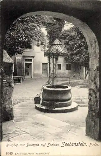 Ak Seebenstein in Niederösterreich, Burghof mit Brunnen auf Schloss