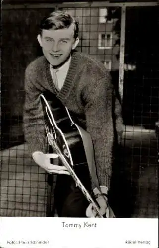 Ak Schauspieler Tommy Kent, Portrait, Gitarre