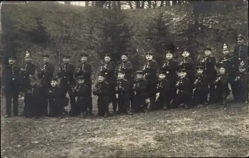 Foto Ak Deutsche Soldaten in Uniformen, Kaiserzeit, I. WK