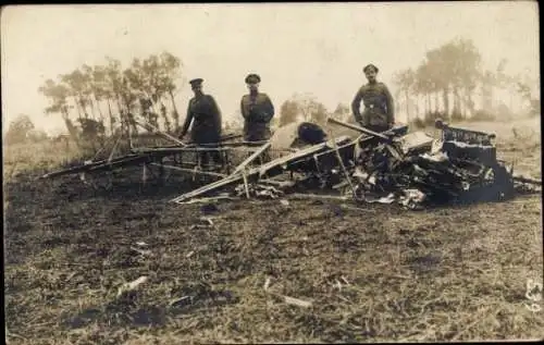 Foto Ak Deutsche Soldaten in Uniformen, Kaiserzeit, Abgestürztes Flugzeug, Kriegsbeute