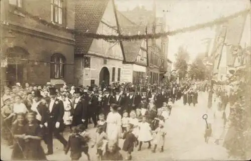 Foto Ak Neustadt am Rübenberge, Festzug, Straßenschmuck