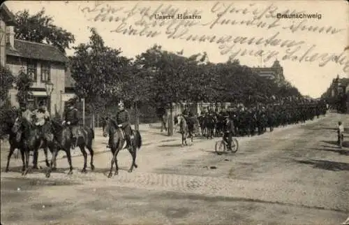 Ak Braunschweig in Niedersachsen, Braunschweiger Husaren auf dem Marsch