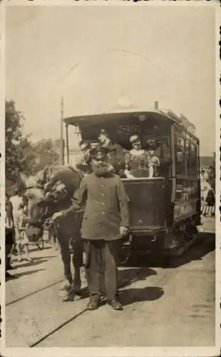 Foto Ak  Braunschweig in Niedersachsen, Pferdestraßenbahn, Schaffner, Fahrgäste