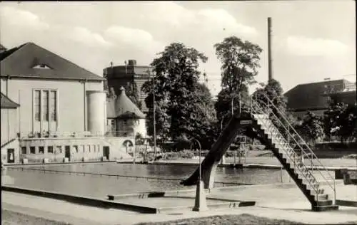 Ak Döbeln in Mittelsachsen, Das Stadtbad und Hallenbad, Rutsche