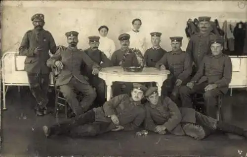 Foto Ak München Bayern, Deutsche Soldaten in Uniformen im Lazarett, I WK