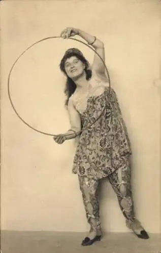 Foto Ak Opernsängerin Luise Willer, Hula-Hoop