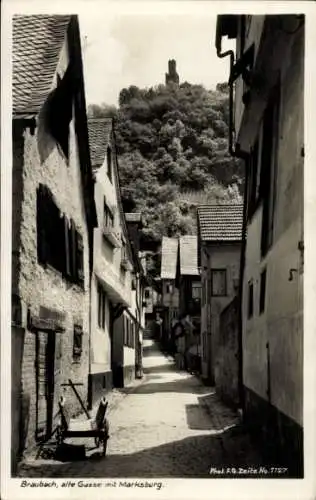 Ak Braubach am Rhein, alte Gasse mit Marksburg