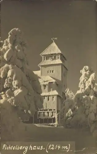 Foto Ak Oberwiesenthal im Erzgebirge, Fichtelberg, Fichtelberghaus, Winteransicht