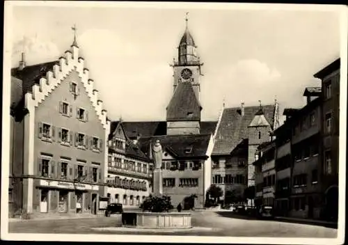 Ak Überlingen am Bodensee, Hofstatt, Uhrenturm, Brunnen, Giebelhäuser