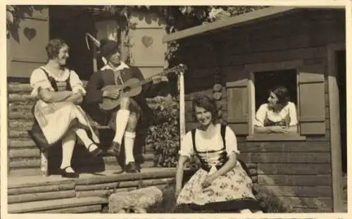 Foto Ak Mann mit Gitarre, Frauen, bayrische Trachten, Dirndl