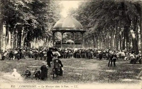 Ak Compiègne Oise, La Musique dans le Parc