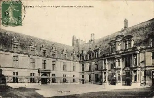 Ak Écouen Val d'Oise, Maison de la Legion d'Honneur, Cour d'Honneur