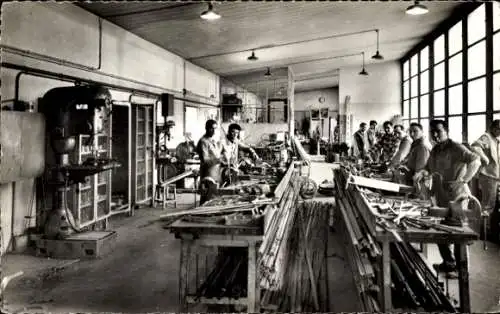 Ak Gondreville Meurthe et Moselle, Centre de Readaptation, Atelier Metal-Bois